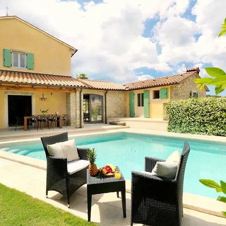 Benvenuti Near Motovun For 8 People - Pet Friendly With Salt - Water Pool فيلة *