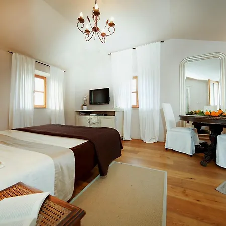 Benvenuti Near Motovun For 8 People - Pet Friendly With Salt - Water Pool فيلة